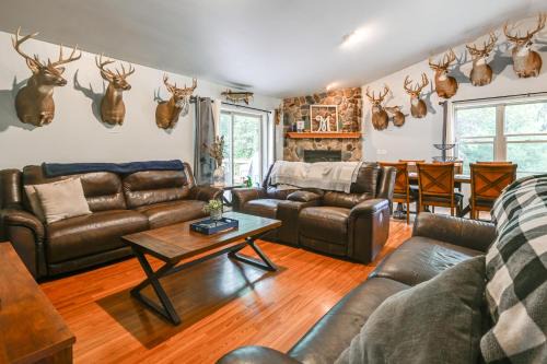 Pet Friendly Cabin w/Hot Tub: 5 mi to River