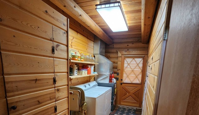 Pet-Friendly Cabin-Hot Tub/Spacious Backyard/Sleeps 8/Great weekly rate