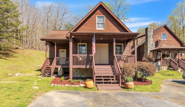 Pet-Friendly Cabin in Marietta w/Porch Swings