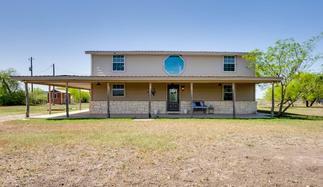 Pet-Friendly Cabin on 3 Acres: 7 Mi to Uvalde!