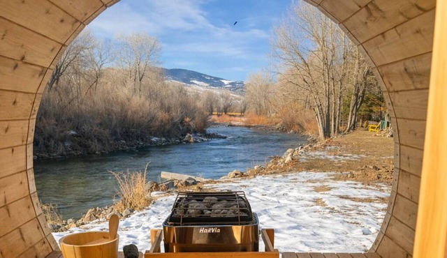 Pet-Friendly Cabin - Queen Beds, Hot Tub, Free Parking & Scenic River Setting