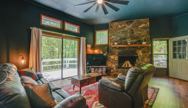 Pet-Friendly Cabin - 1 Mi From Fontana Lake!