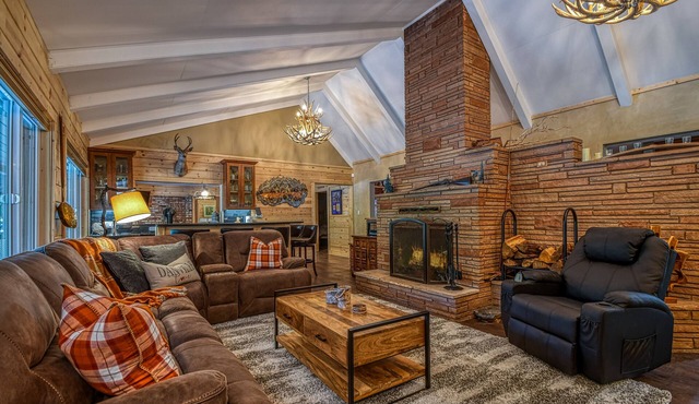 PET FRIENDLY CABIN IN CAMP CONNELL, IMPRESSIVE GAME ROOM AND MORE!