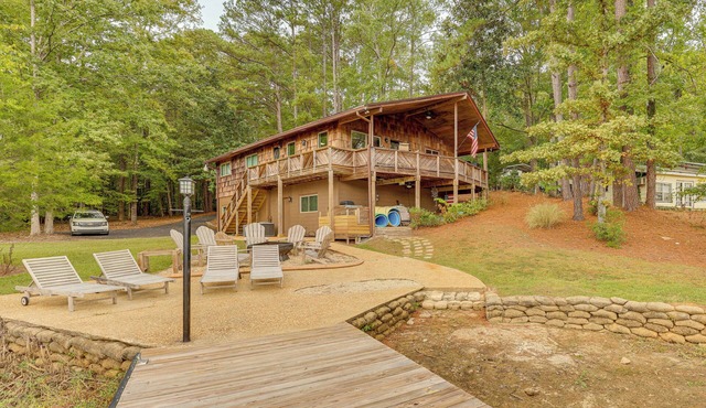 Pet-Friendly Cabin w/Dock on Lake Martin!