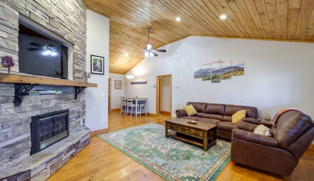 Pet-Friendly Cabin w/Fire Pit in Spruce Pine!