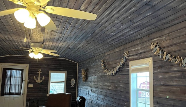 Pet friendly cabin w/ bathroom, WiFi and Heat/AC in ART town Lucas. Lake nearby.