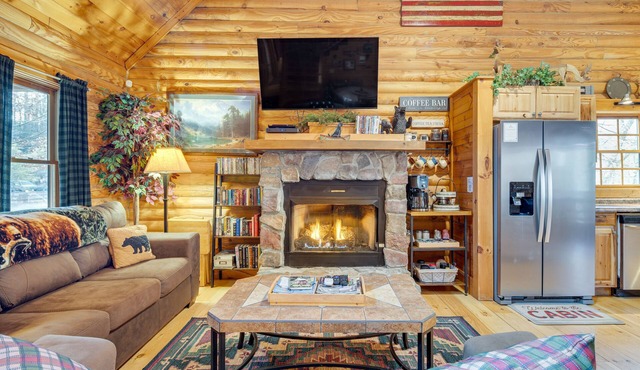 Pet-Friendly Cabin w/Loft: 5 Mi to Lake Lure!