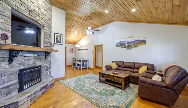 Pet-Friendly Cabin with Fire Pit in Spruce Pine!