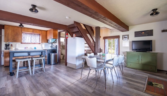 Pet-Friendly Cabin With Views! Prime Location for Skiing & Fishing! Free WiFi!