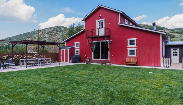 Pet-friendly cabin with theater, fire pit, spa, sauna, game room and playground