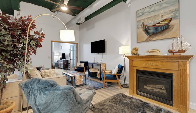 Pet-Friendly Canal Park Condo|Near Lakewalk| Pool| Sauna| Gym