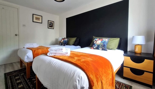 Pet Friendly Canalside House in quiet area of Quedgeley - Gloucester