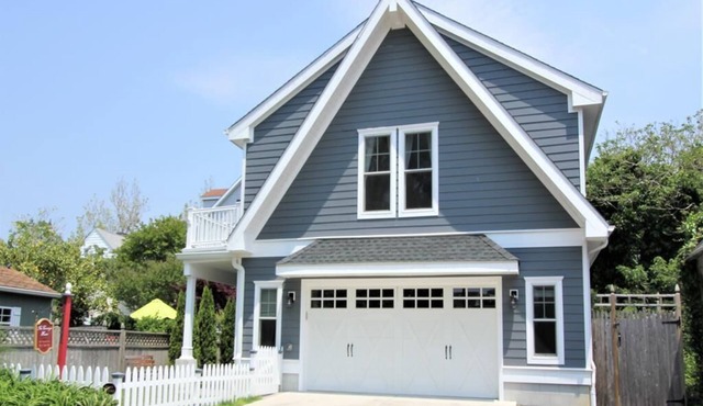 Pet Friendly Carriage House Walkable to Beach
