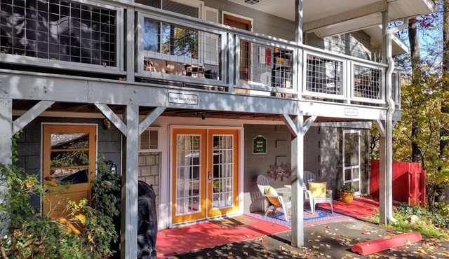 Pet-Friendly Chalet, Tucked in the Trees and only 3 Minutes to Downtown!