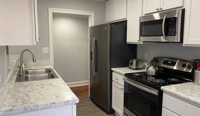 Pet Friendly Charming Lakeshore Bungalow Sleeps 6
