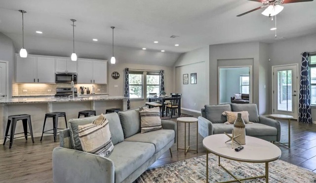 Pet-friendly & Charming Pflugerville Home ~ 25 Mi to Austin!
