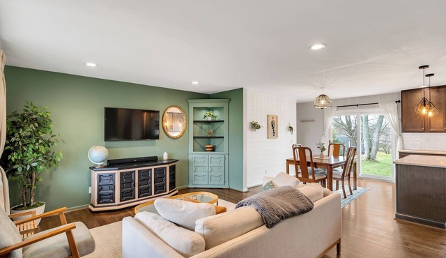 Pet Friendly Charming 2Br house, Open Floor Plan, Modern Kitchen, Office