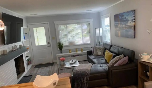 Pet-Friendly Charming & Cozy 3-bedroom house AC & WiFi in pleasant Youngstown