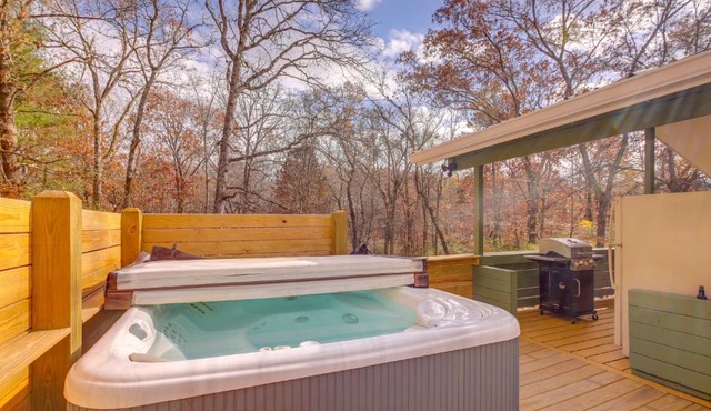 Pet-Friendly Chattanooga Cabin with Hot Tub and Kayaks