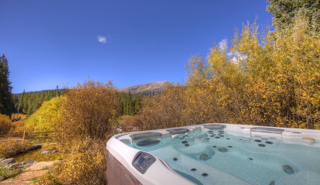 Pet Friendly! CLEAN! Private Hot Tub. Sunny. Secluded. Views!