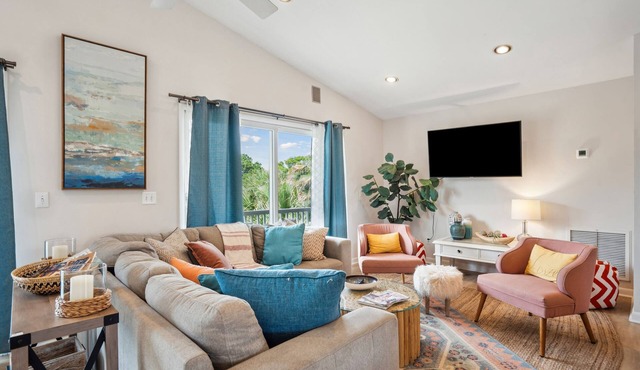 Pet-Friendly, Close to beach access & town, Large - 2100 sq ft! Afternoon Delight!