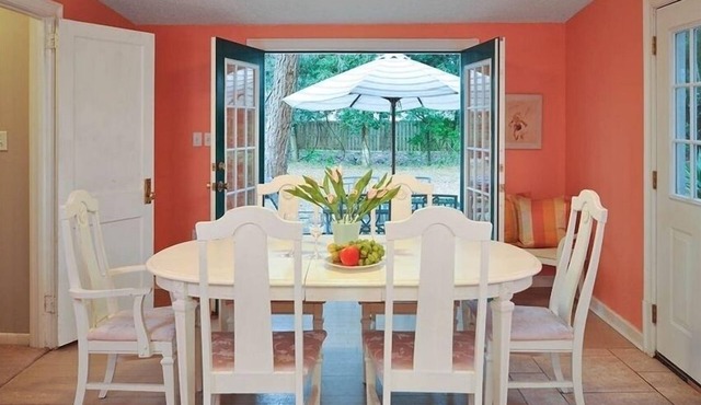 Pet friendly cottage w large fenced yard. Available weekly, monthly or nightly!