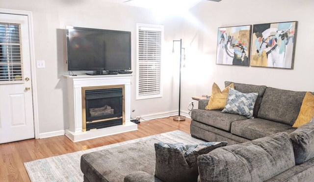 Pet Friendly condo, close to the masters!