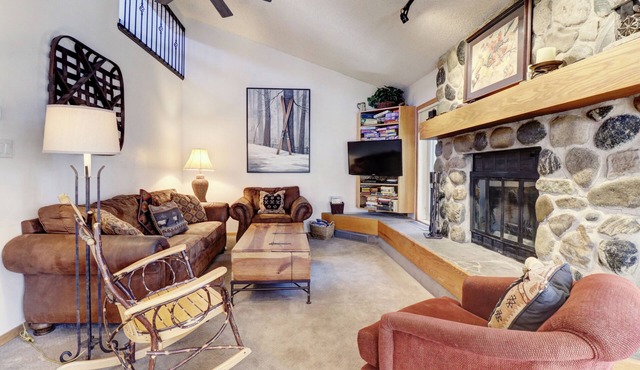 Pet-Friendly Condo, New Furniture, King Bed, Hot Tubs, Pools, Fireplace - CC301