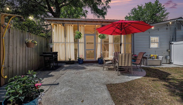 Pet Friendly & Convenient 2 Bedroom with private fenced in yard and Hottub