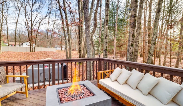 Pet-Friendly Cottage in the Poconos w/Hot Tub!