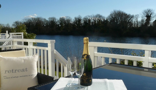 Pet Friendly Cotswold Lakeside Lodge, 3 Bed/2 bath, free parking