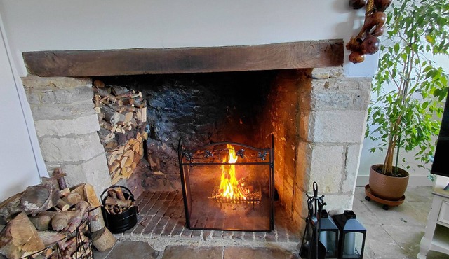 Pet-friendly Cotswold cottage with fireplace and views over the rolling fields