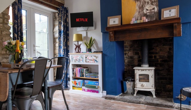 Pet Friendly Cottage, Near Amenities with Log Fire