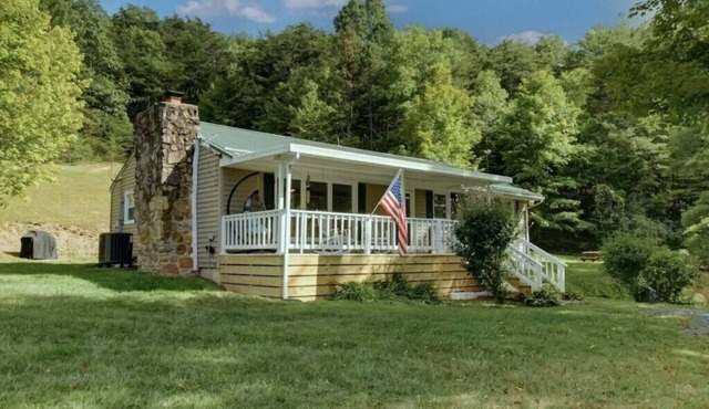 PET FRIENDLY COTTAGE 3.5 MILES FROM LAKE MOOMAW!