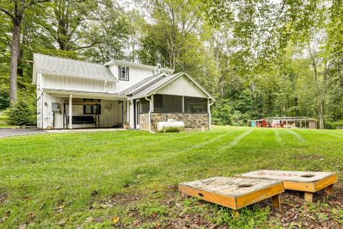 Pet-Friendly Cottage, 2 Mi to Saugatuck Falls