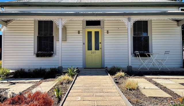 Pet-friendly Cottage on Large Sunny Block (5 mins-CBD)