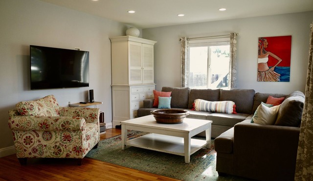 Pet friendly cottage one mile from the beach