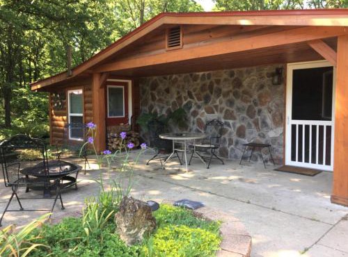 Pet-Friendly Cottage Overlooking a Koi Pond near Mark Twain National Forest, Missouri