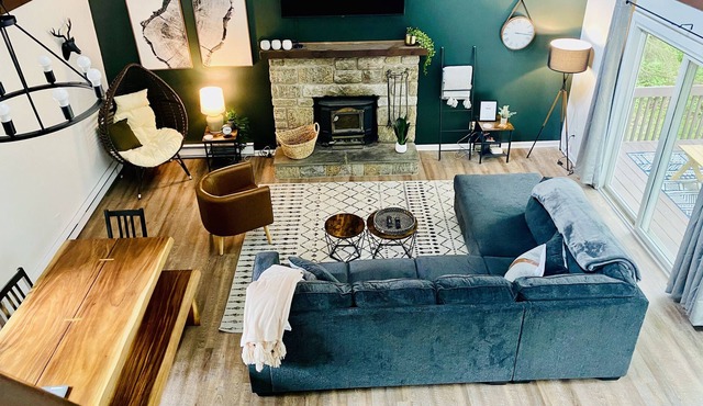 Pet Friendly Cottage w/ Hot Tub, 2 decks, 2 lofts, fire pit--5 min from Kalahari