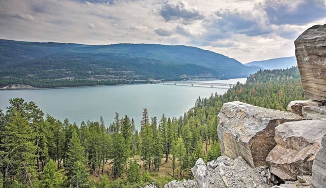 Pet-Friendly Cottage w/Hot Tub Lake Koocanusa