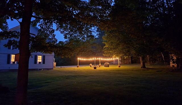 Pet Friendly Country Farmhouse, 2 bed/2 bath; 1.5 miles from Jiminy Peak