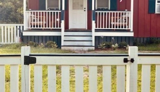 Pet friendly country cottage with large fenced-in yard & horses on property