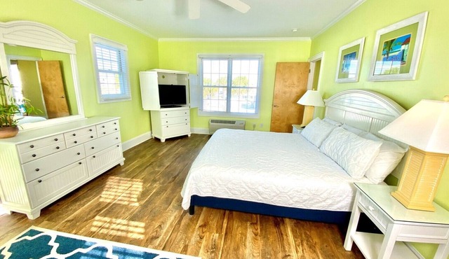 Pet-friendly, Covered Porch, 3 Blocks to Beach! Unit 121