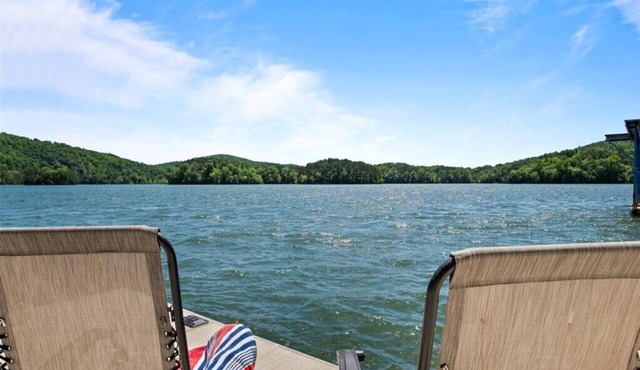 Pet friendly. Covered Dock. Lakeside Firepit. Book now for spring and summer fun