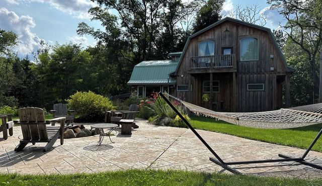 Pet friendly, Cozy escape, 12 minutes from downtown Ellicottville.