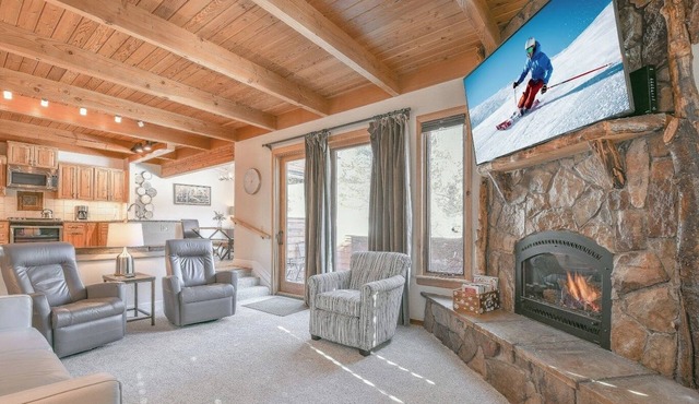 Pet Friendly, Cozy and Spacious, Free Shuttle