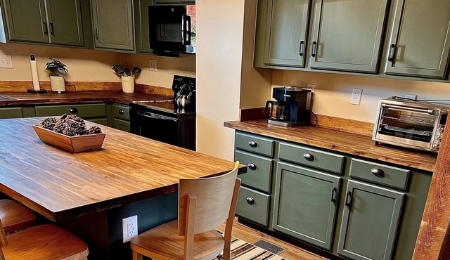 Pet Friendly Cozy Cabin Close to Slopes