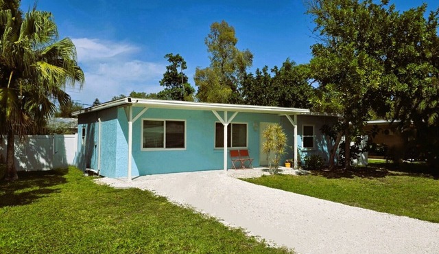 Pet Friendly Cozy Cottage Only 4 Miles From Siesta Key Beach!