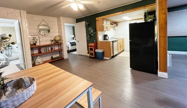 Pet Friendly Cozy Cottage 1/2 Mile from Mt. Rainier