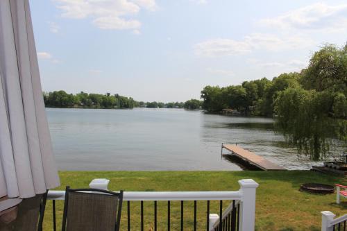 Pet-Friendly Cozy Lake Cottage and Kayaks!